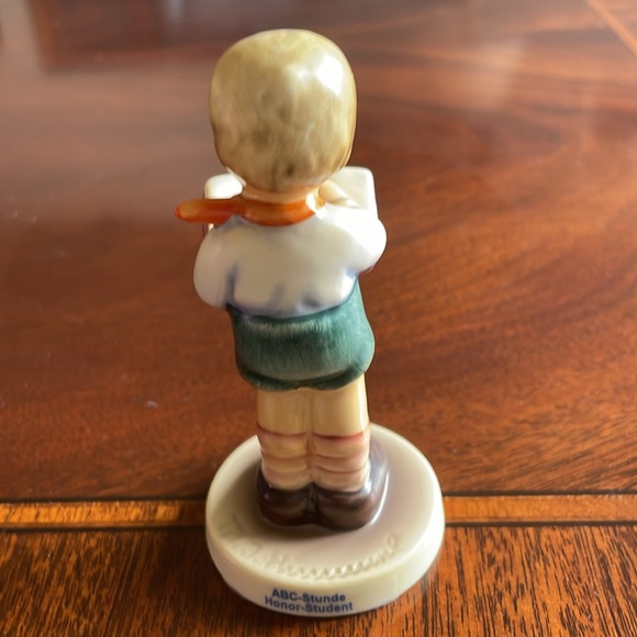 Goebel Hummel Club HONOR STUDENT #1528 Hum 2087/B - Picture 3 of 6